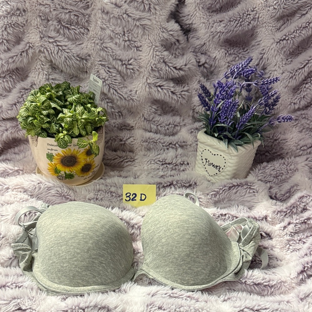 PINK Victoria’s Secret Gray and pink Padded 32D Bra